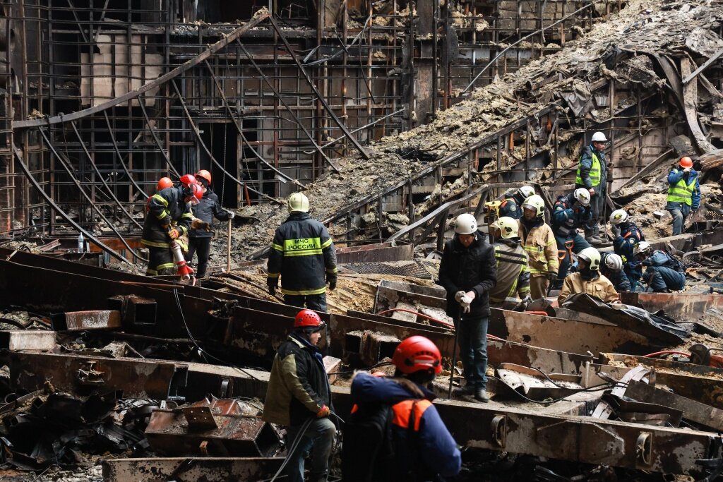 сгорят кредиты. должник денег. цель кредита. рубли горят. кредит погашен картинка.