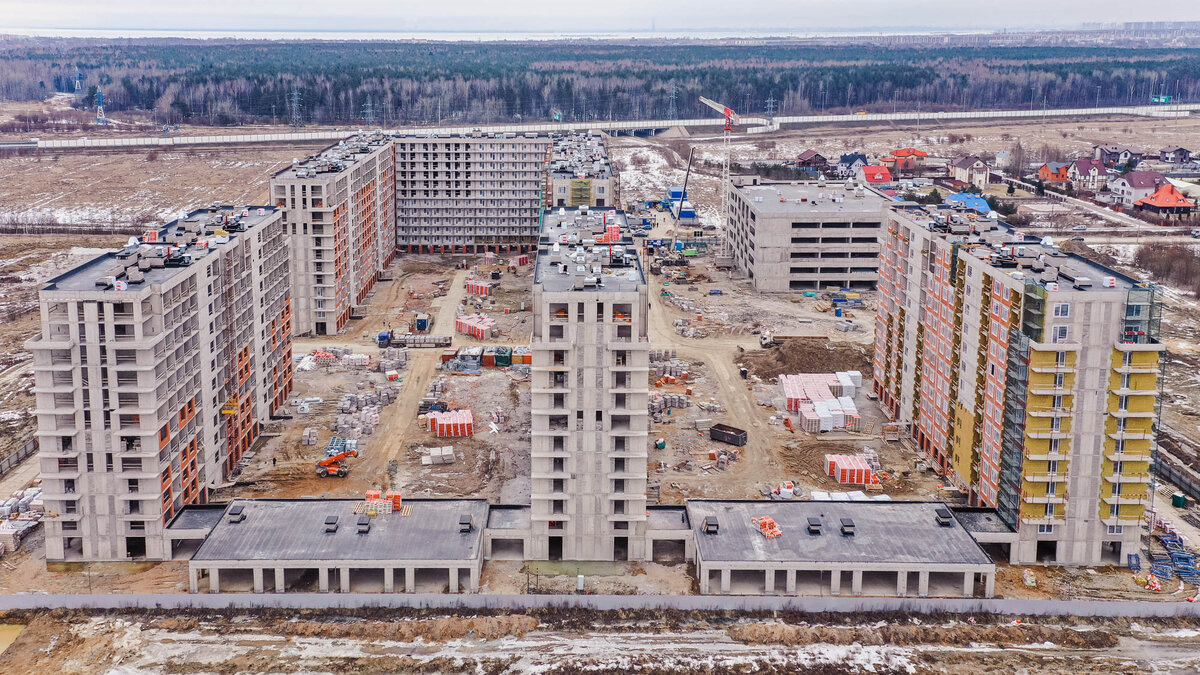 Фото строящегося жилого комплекса «Полис Новоселье». Дома будут сданы в 2-м квартале 2025 года.