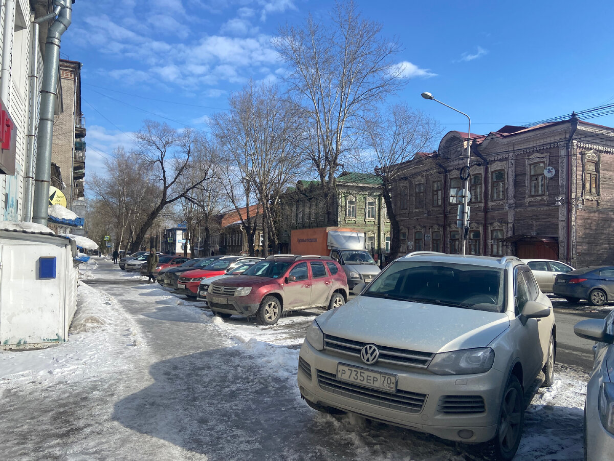С перепугу забыла сфотографировать красивое здание поликлиники.