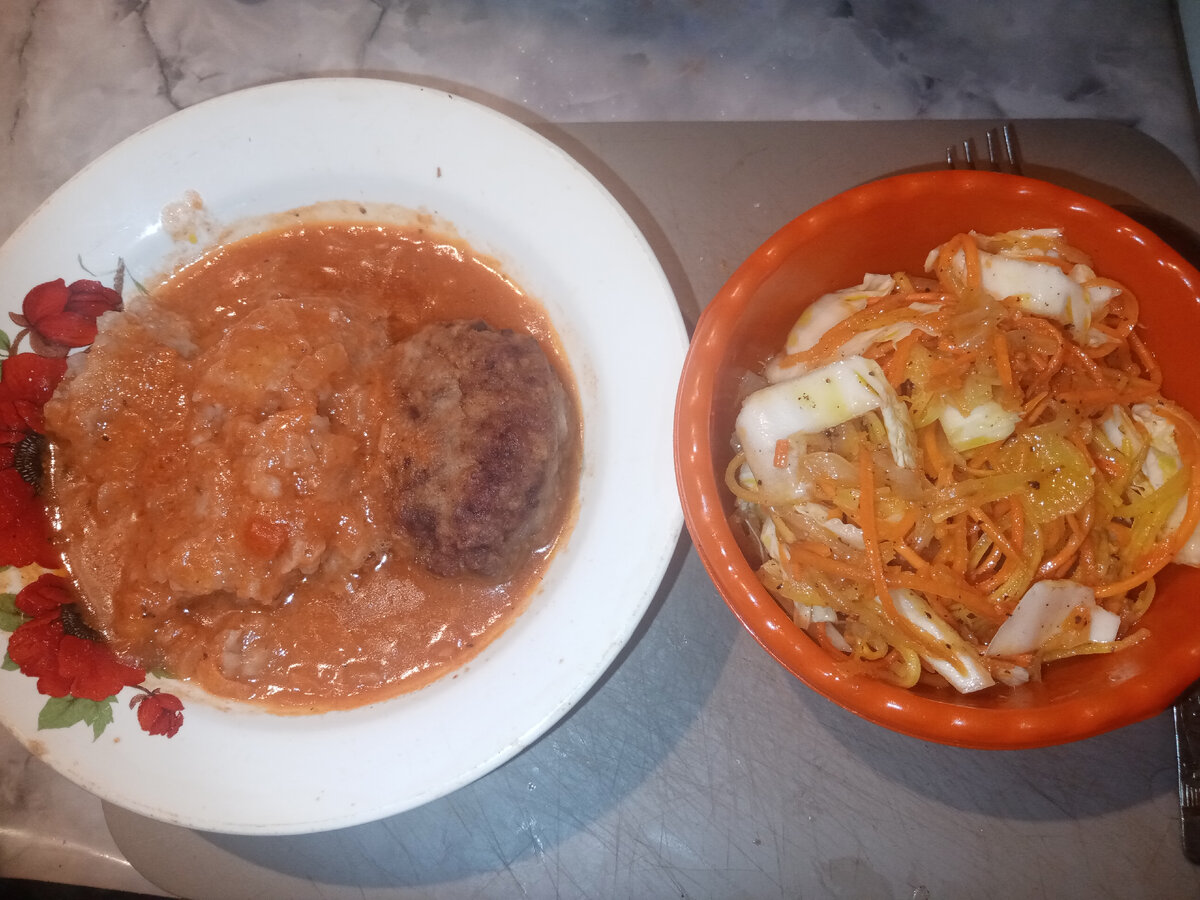 ужин мой вчерашнего дня: пшеничная каша с подливкой и котлетой, салат из моркови по-корейски и пекинской капусты