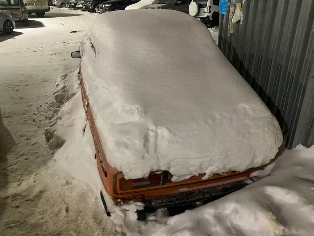 Во Владимире всего 10 «законных» парковок во дворах. Где можно оставлять  автомобиль? | Томикс | Дзен