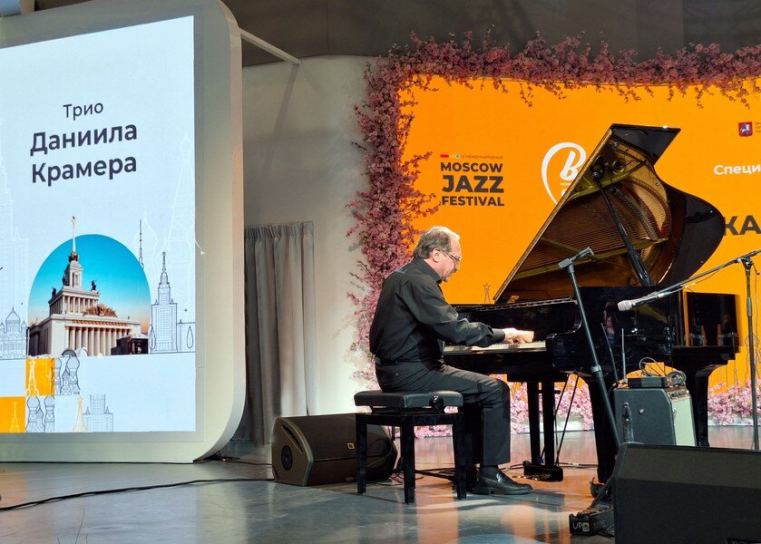 Играет Даниил Крамер. Фото Галины Савинич 