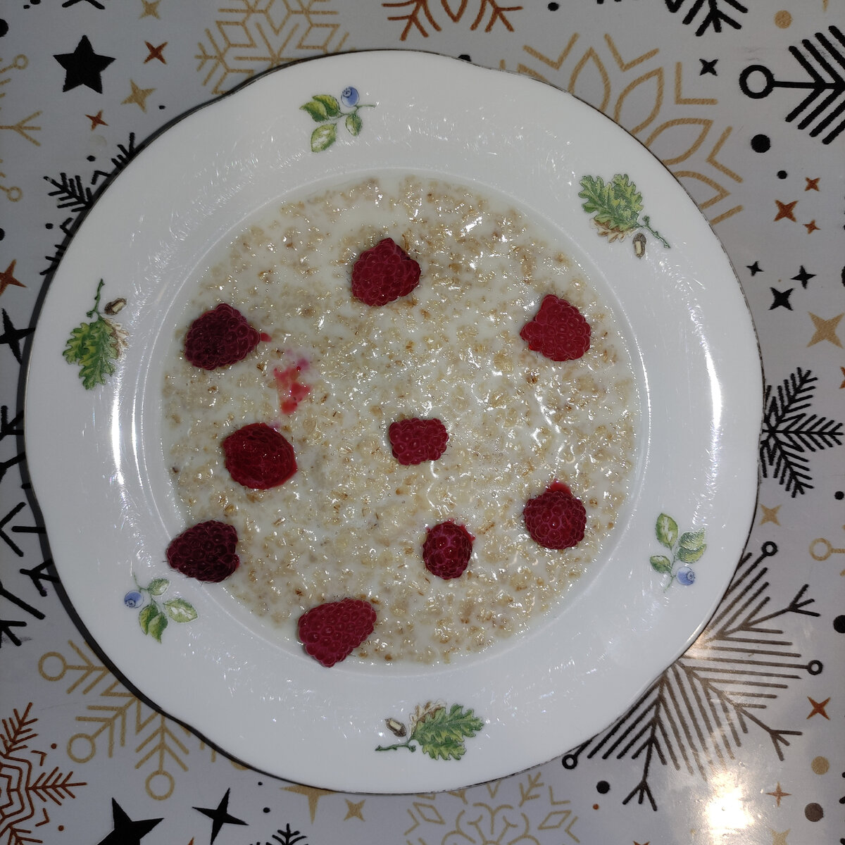 Овсяная каша на молоке и кофе с сахаром. 