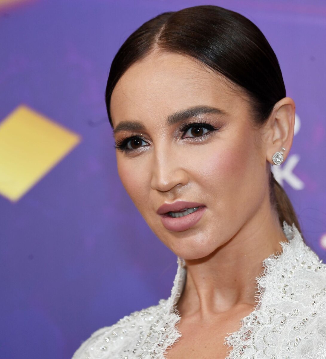 Очень хорошо это видно у Оли Бузовой. Фото взято из интернета