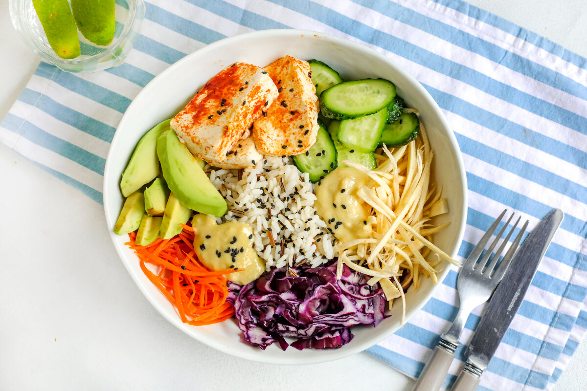 Веджи-боул с жареным тофу, золотым и диким рисом и ореховой заправкой