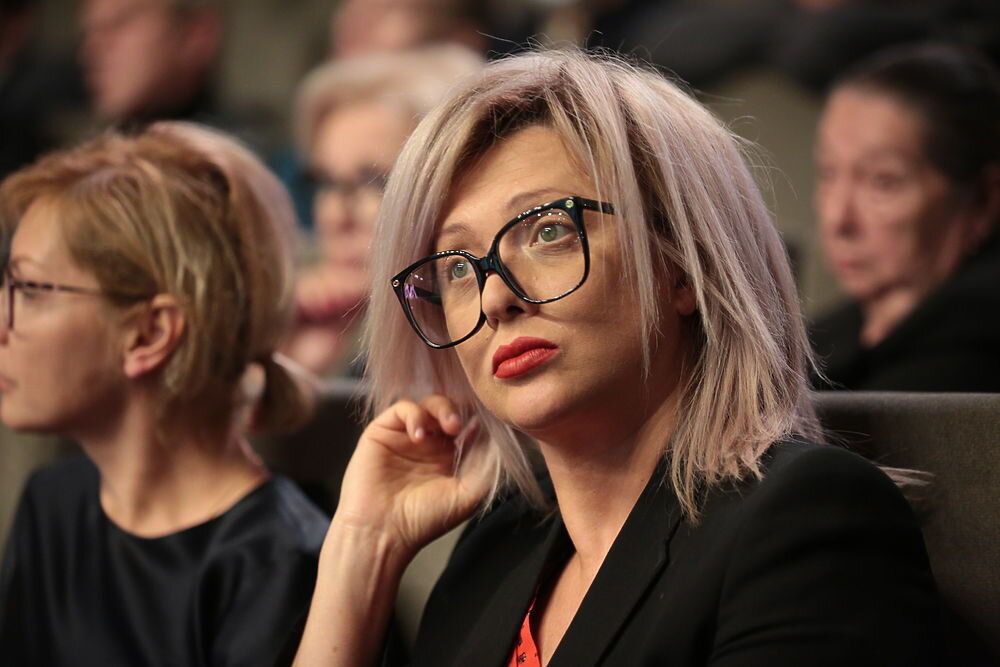 Я думала, что мне одной так кажется. Почитала мнения в сети, они единодушны: красавица Ольга Дроздова для чего-то носит маску, прячется за придуманным образом: лохматая женщина в очках.-3