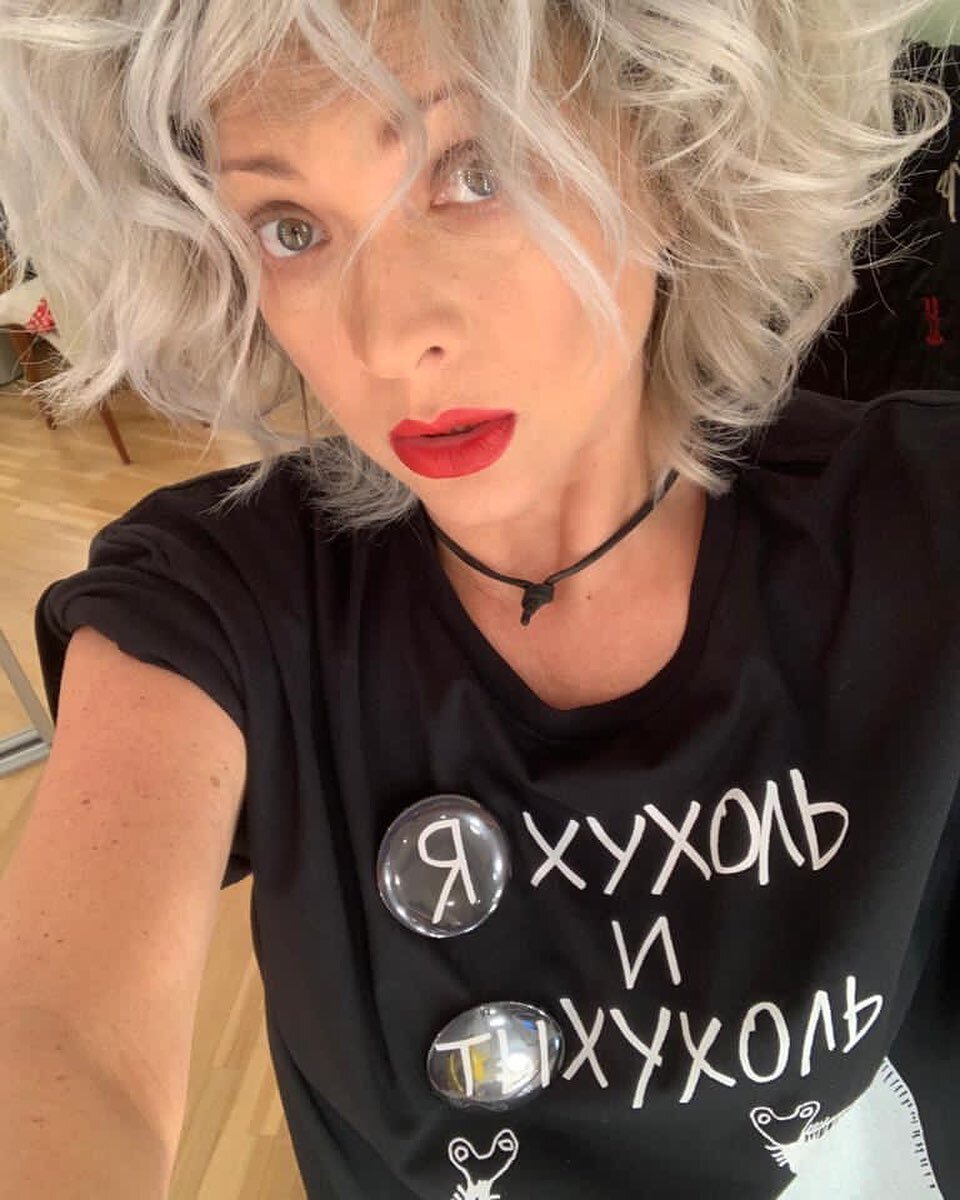 Я думала, что мне одной так кажется. Почитала мнения в сети, они единодушны: красавица Ольга Дроздова для чего-то носит маску, прячется за придуманным образом: лохматая женщина в очках.-5