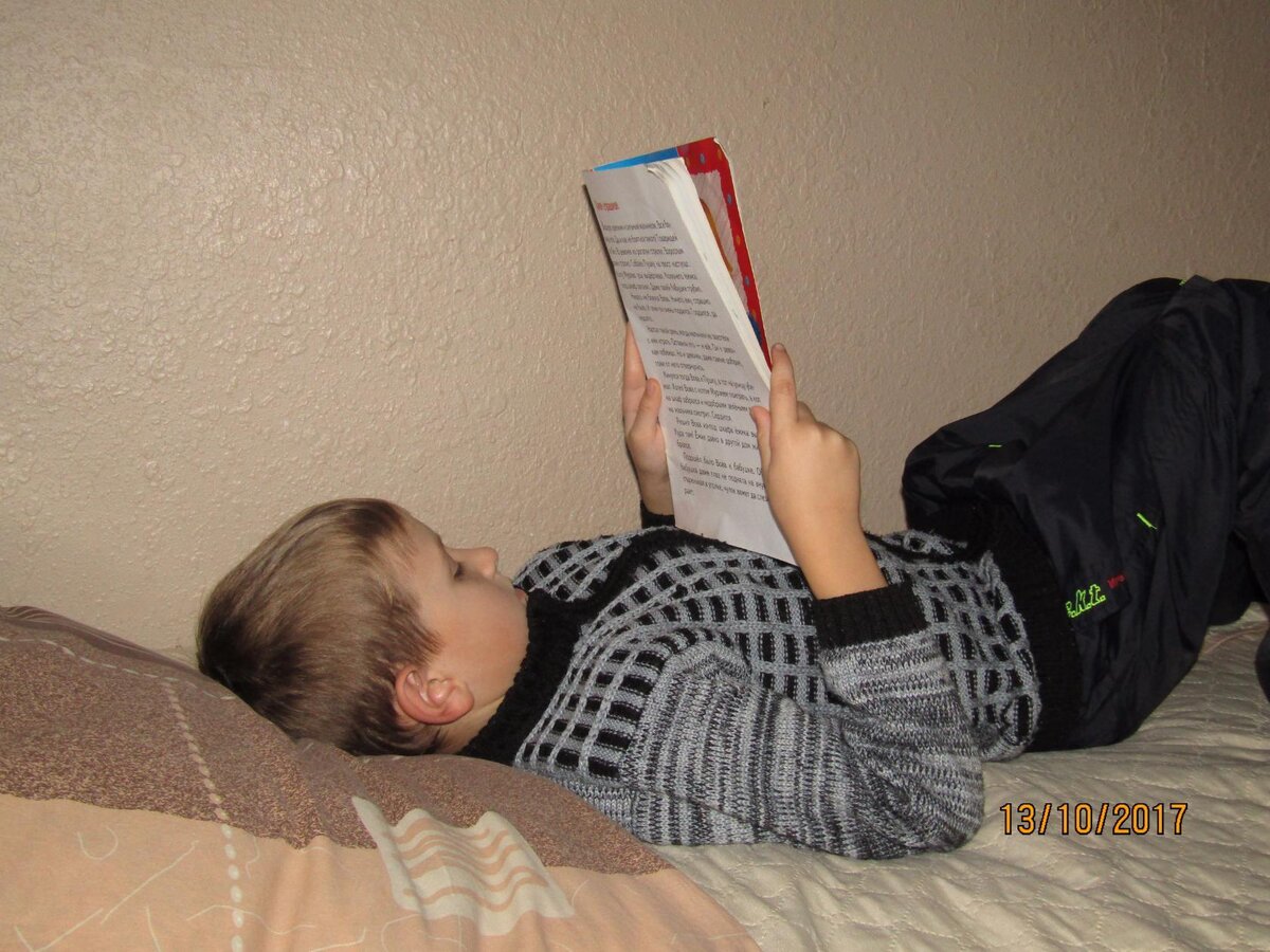 Куда бы мы ни отправились, всегда берём с собой книги. На фото: Рома в ожидании начала фестиваля в парке-отеле "Чайка" (Борзовая Заимка) читает книгу.