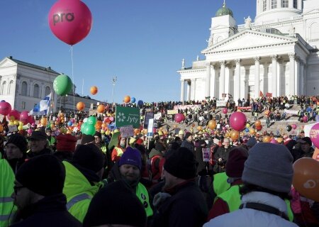    Финляндия бастует из-за решений правительства, теряя в день по миллиарду евро