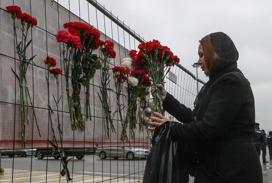    Стихийный мемориал в память о погибших при теракте у здания концертного зала «Крокус Сити Холл»