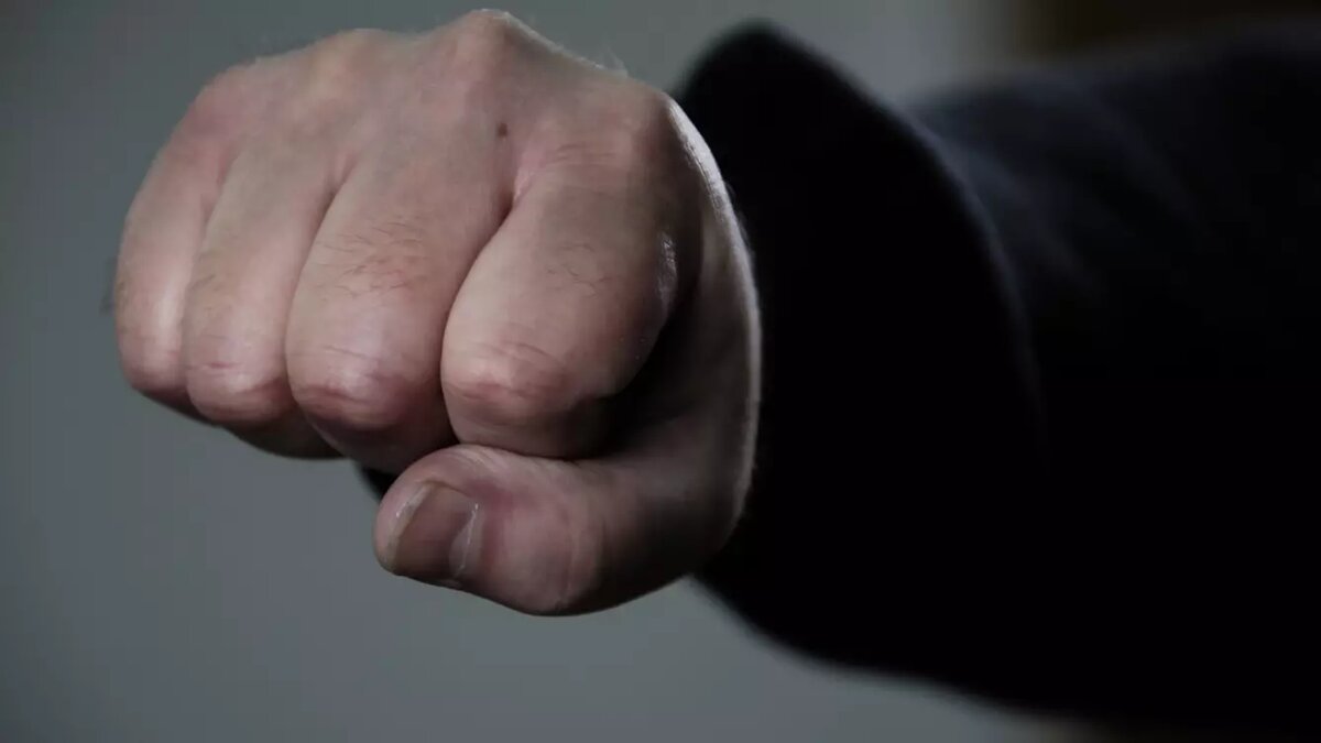     В Уфе трое мужчин полтора часа избивали соседа на глазах его семьи. Инцидент попал на камеры наблюдения. Соответствующая публикация появилась в Telegram-канале Mash Batash.