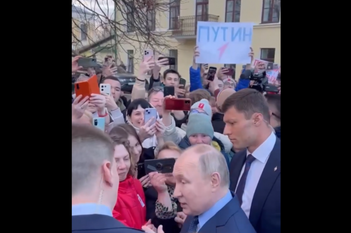    Жители Торжка Тверской области приветствуют Путина и берут у него автографы
