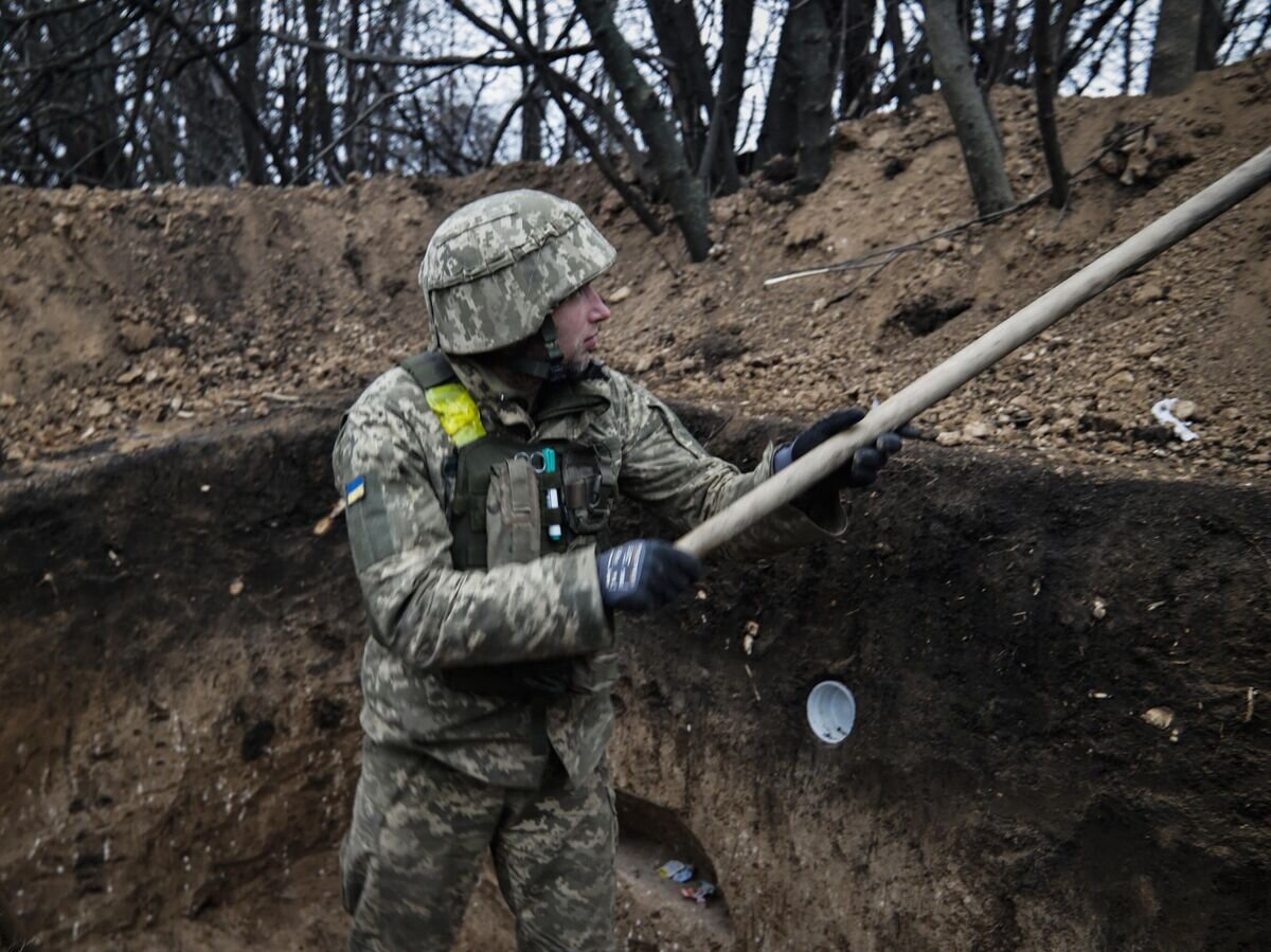    Военнослужащий ВСУ копает траншею© AP Photo / Roman Chop