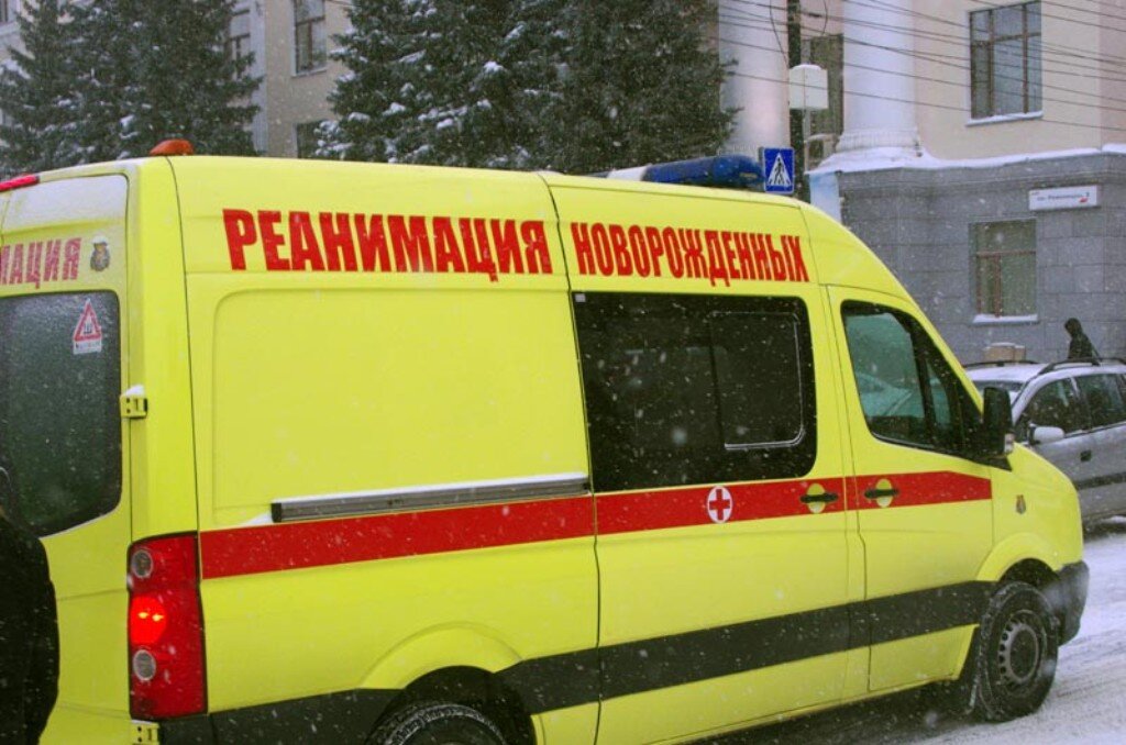 🚑Вызывать скорую нужно если;
1️⃣Затрудненное дыхание. То есть одышка с затруднённым вдохом, выдохом или смешанная. Одышка любого характера — это повод увидеться со скорой помощью. Это не повод идти в поликлинику, не повод вызывать участкового врача.
2️⃣Высокая температура тела. Обязательно нужно вызывать скорую помощь, если температура у ребенка выше 41  °C. Неважно, по какой причине она поднялась.  Температура до 40,5 °C обычно сбивается жаропонижающими средствами, для здорового ребенка старше года без эпилепсии, пороков сердца и других тяжелых заболеваний она не опасна
С другой стороны, если температура выше 39 °C и не сработало два жаропонижающих подряд, то уже необходимо вызывать скорую
Схема такая:
1)Сначала даем ребенку парацетамол.
2)Если через полтора часа снижение температуры меньше чем на 0,5 градуса, даем ибупрофен.
3)Если через полтора часа снова нет эффекта — вызов 03. В таких случаях страшна не сама температура: часто отсутствие эффекта от адекватной дозы жаропонижающего говорит о том, что это какая-то серьезная инфекция, например пневмония. В большинстве случаев таких деток госпитализируют, и обязательно что-нибудь в больнице находят.
3️⃣Ещё вызывать скорую стоит, если температура высокая, а ребенку невозможно дать лекарство или поставить свечку из-за рвоты и поноса. Также стоит обратиться к врачу при лихорадке у маленьких детей, особенно младше трех месяцев.
❗Признаки обезвоживания. Такое бывает при кишечных инфекциях. У ребенка сухая кожа, сухие слизистые, во рту нет слюны. Когда он плачет, нет слез. Также больше восьми часов нет мочи. Речь идет о дневном времени суток — ночью ребенок может спать и десять часов, при этом в процессе писать ему не обязательно.
4️⃣Острый живот. Боль в животе, не связанная с дефекацией, может быть признаком аппендицита или других подобных состояний. Аппендицит крайне редко, но может быть у детей до года.
5️⃣Изменение сознания. Ребенок спит и не просыпается, у него резкая слабость вплоть до того, что он не может перемещаться. На обращенную речь реагирует с ощутимой задержкой. Не узнает окружающих, есть бред, галлюцинации. Это повод для срочного вызова скорой, особенно если температура тела при этом в норме или повышена совсем немного. Также стоит вызывать доктора при судорогах с потерей сознания, неадекватно повышенной чувствительности к раздражителям: свету, звуку, прикосновениям.
6️⃣Геморрагическая сыпь. Это сыпь, которая выглядит как маленькие синячки, кровоизлияния под кожей. Такая сыпь не исчезает при надавливании, и если вы ее заметили — нужно немедленно вызывать скорую.
7️⃣Будьте бдительны!!
Если ребёнок запрокидывает голову назад,монотонный плачь, немедленно вызывайте скорою !
Ещё больше советов на канале
https://t.me/MirrebenkaRastemvmeste
Мы в ВК
https://vk.com/club225051755