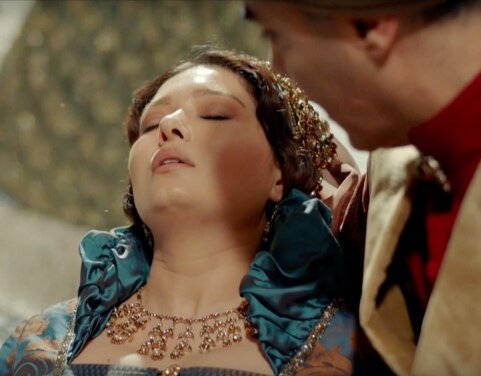 Лишившаяся чувств Валиде Кесем на руках верного евнуха Хаджи-аги. 