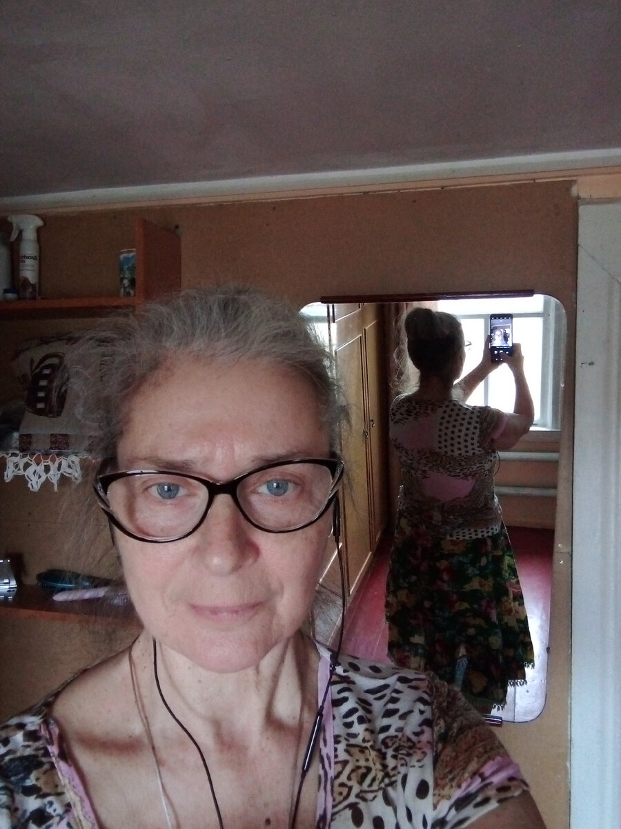 Первая комната как входишь.