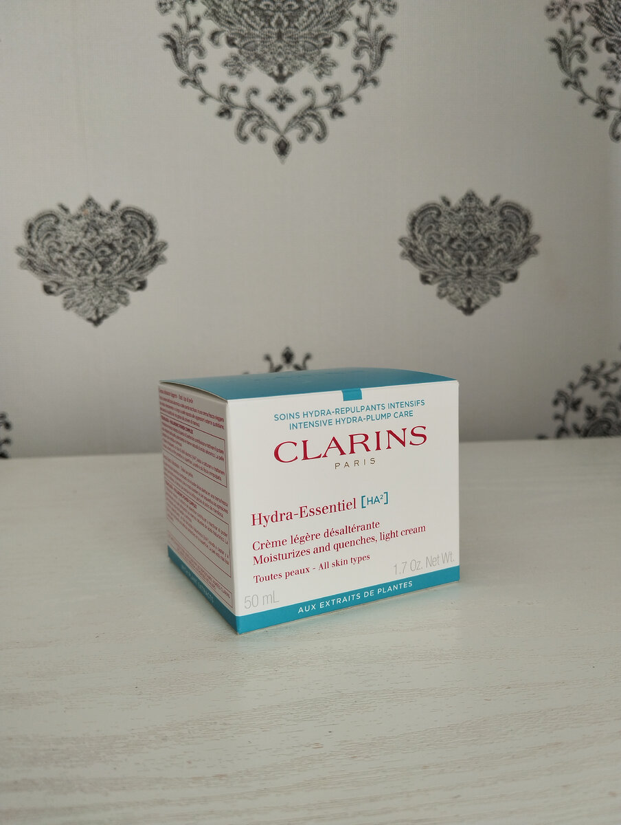 Увлажняющий дневной крем для лица с лёгкой текстурой Clarins Hydra-Essentiel Moisturizes and quenches, light cream.