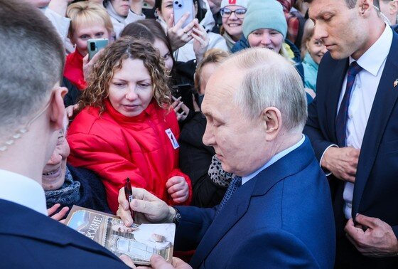    Тверская область, Торжок. Президент РФ Владимир Путин общается с гражданами