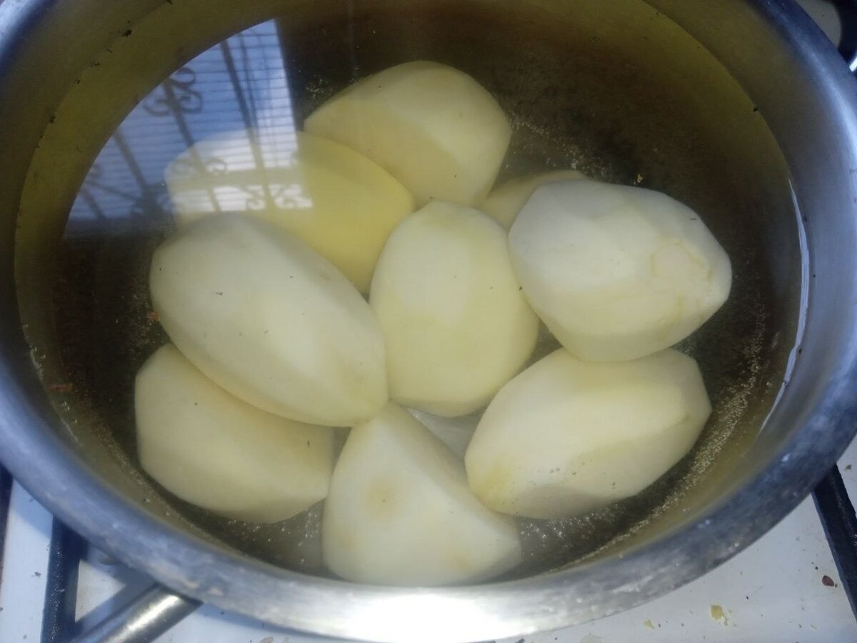 Все мы выращиваем на даче картошку, чтоб готовить из нее много вкусных блюд