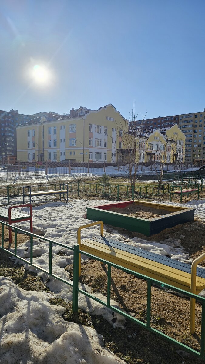 Вот он садик, куда ходит Эмили) новенький, красивенький) а наш дом прямо за ним 😁