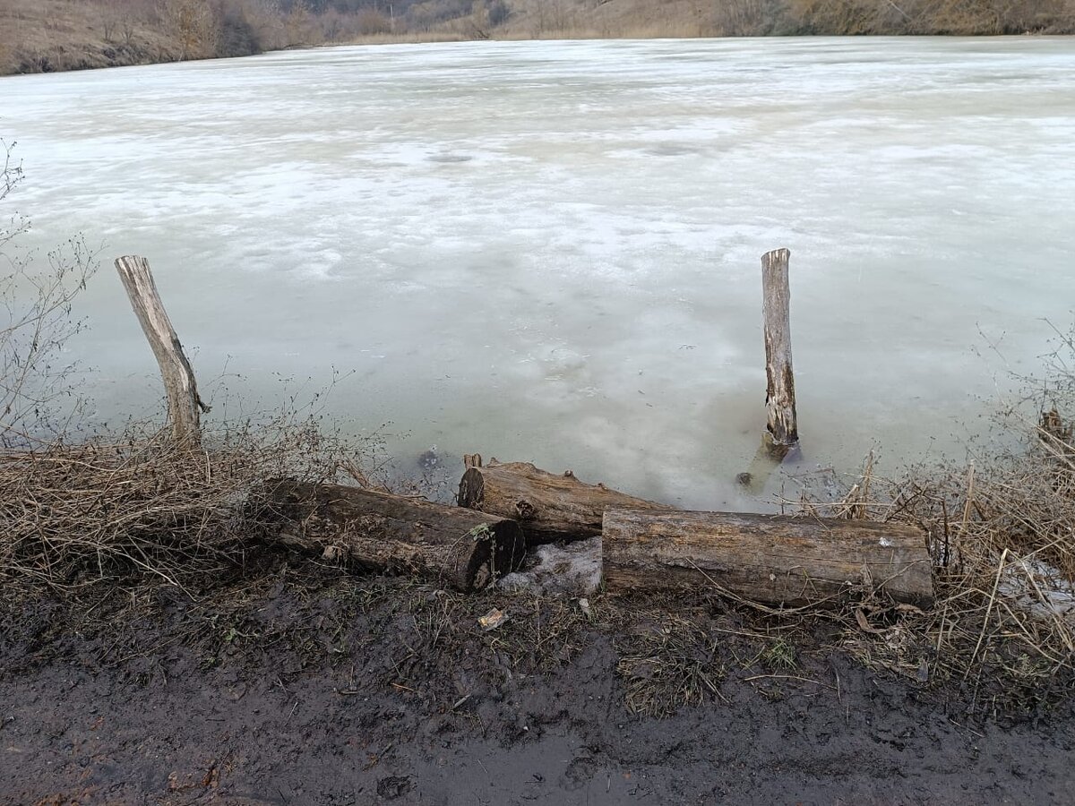 Воды в этом году мало, даже до трубы не достала. Близко к краю моста, но через него уже не хлынет.