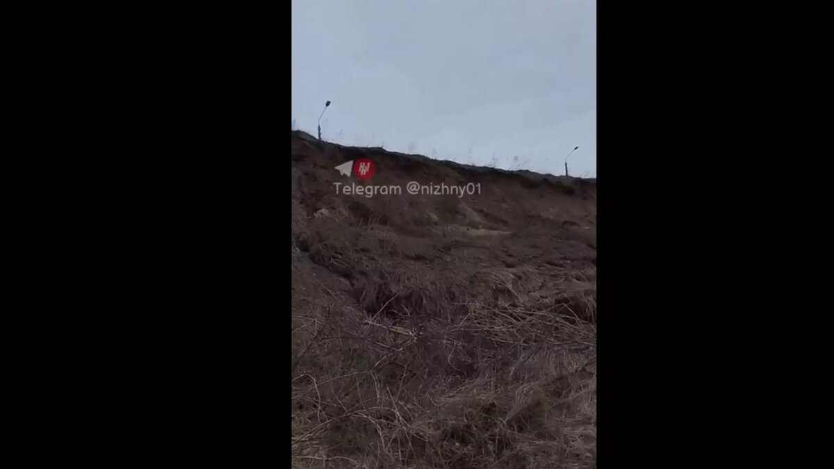     Сход грунта, предположительно, произошел на подъеме в Афонино в Кстовском округе Нижегородской области. Об этом сообщается в Telegram-канале «Нижний №1».
