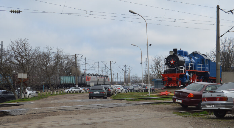 Фото автора. 27.03.2024. Встретились два поколения. Паровоз и электровоз. У каждого своё назначение.