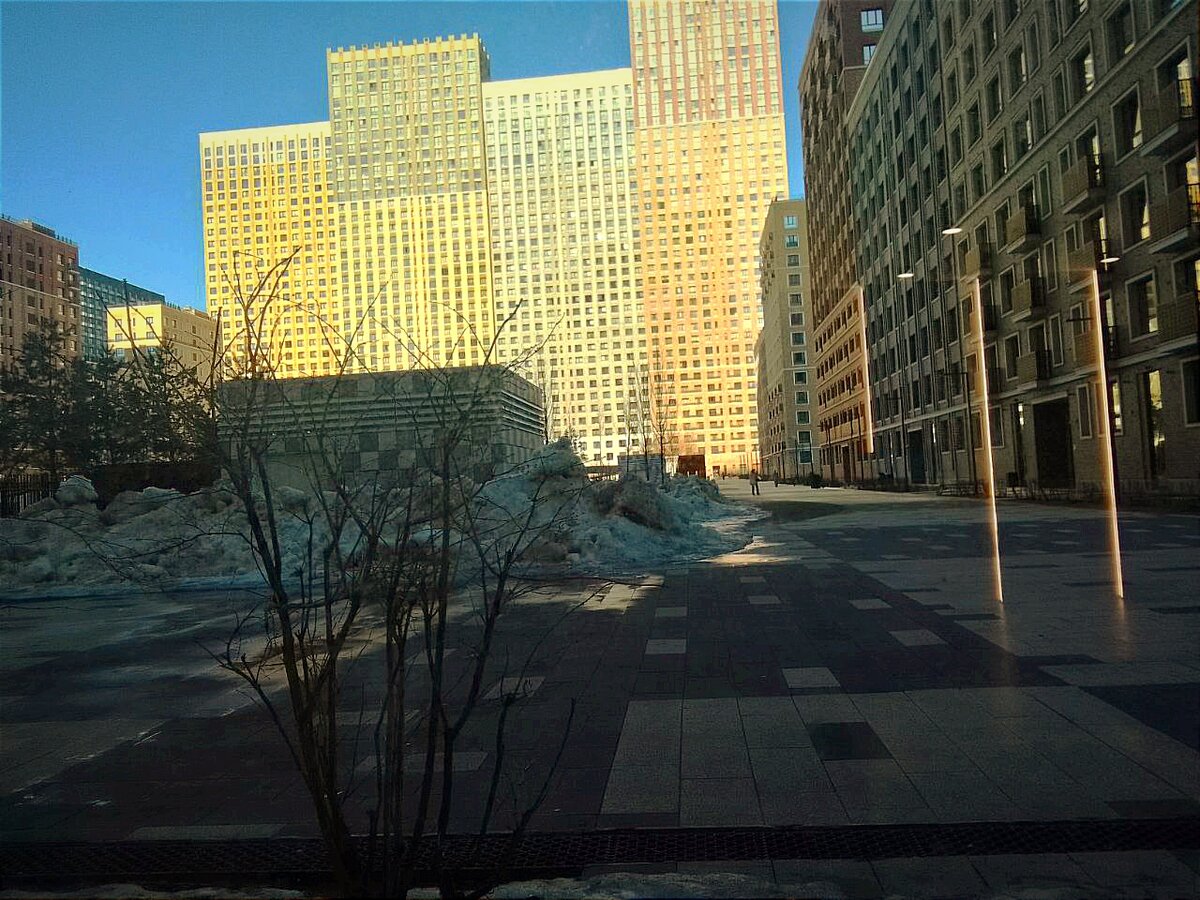 Огромная территория ЖК. И обычно всегда безлюдная