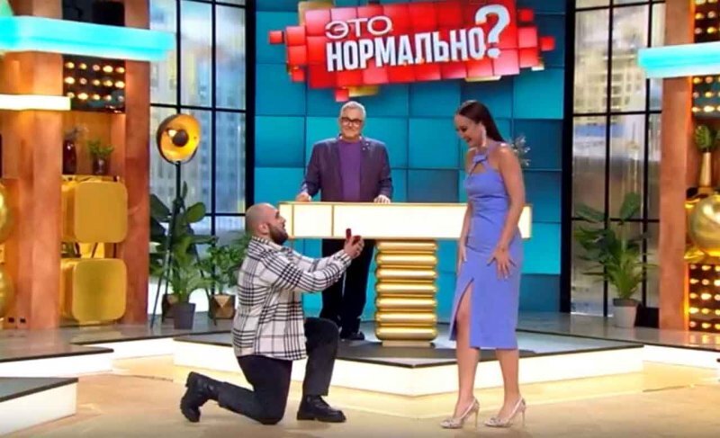 Блогер Меружан Мовсисян делает предложение Ольге Бузовой. Фото: Кадр из передачи «Это нормально».