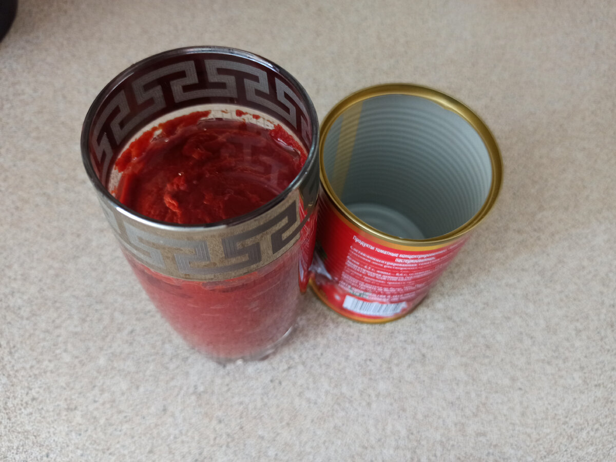 Я переложила томатную пасту в стакан, чтобы освободить банку.