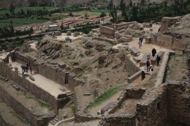 Хаос разрушений в верхней части комплекса Ольянтайтамбо. Изображение взято из книги А. Ю. Склярова «Перу и Боливия задолго до инков», издательство ВЕЧЕ, 2011