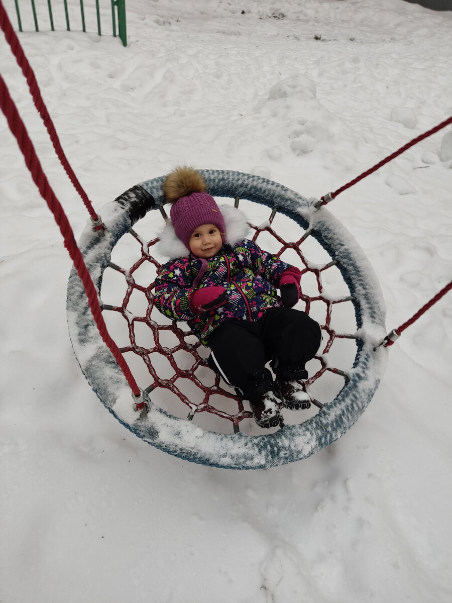 ПрЫнцесса в кои-то веки согласилась покачаться на "паутинке", обычно эти качели она упорно игнорирует.