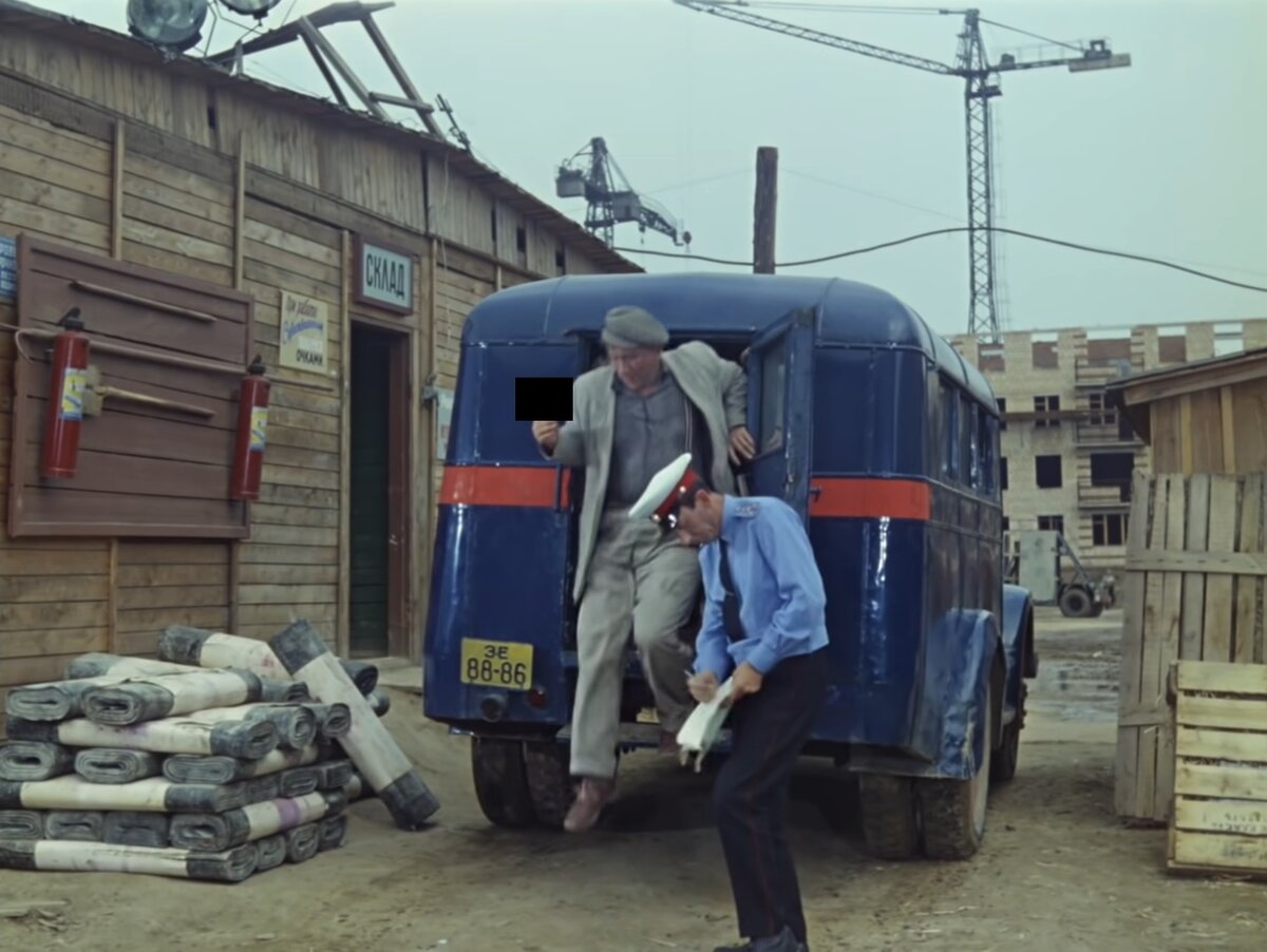 Кадр из фильма "Операция "Ы" и другие приключения Шурика", 1965 г.