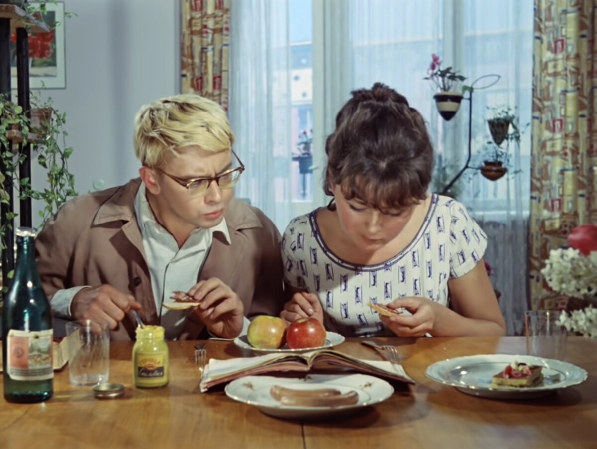 Кадр из фильма "Операция "Ы" и другие приключения Шурика", 1965 г.