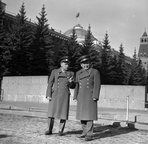  Космонавты Юрий Артюхин и Павел Попович на Красной площади, 1974 год. РГАНТД