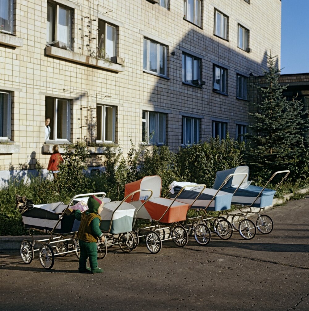    Детские коляски у поликлиники. 1974 г. Фото:  РИА Новости/ Всеволод Тарасевич