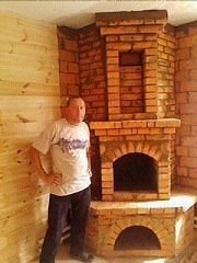 Небольшой каминчик с арками.