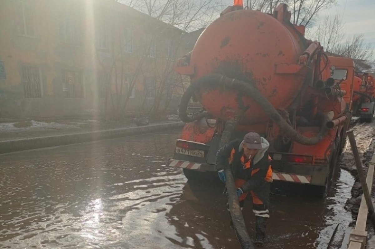    В Кировском районе Красноярска с улиц откачали талые воды