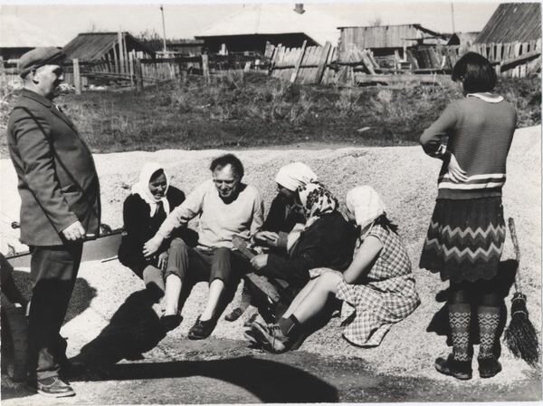 Смоктуновский с родными на зернотоке. На этом месте стоял дом, в котором родился актёр.