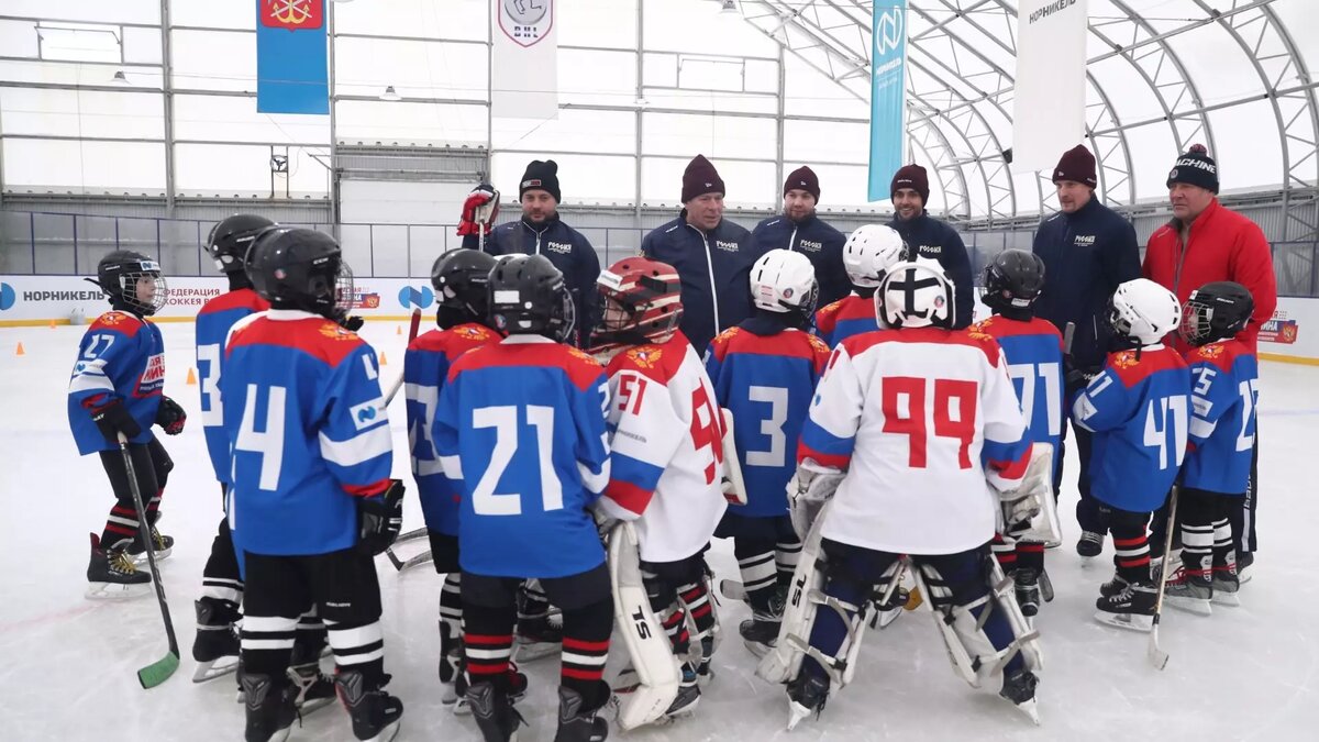     75 детей из хоккейных секций города будут тренироваться у лучших специалистов ФХР и звезд российского спорта.