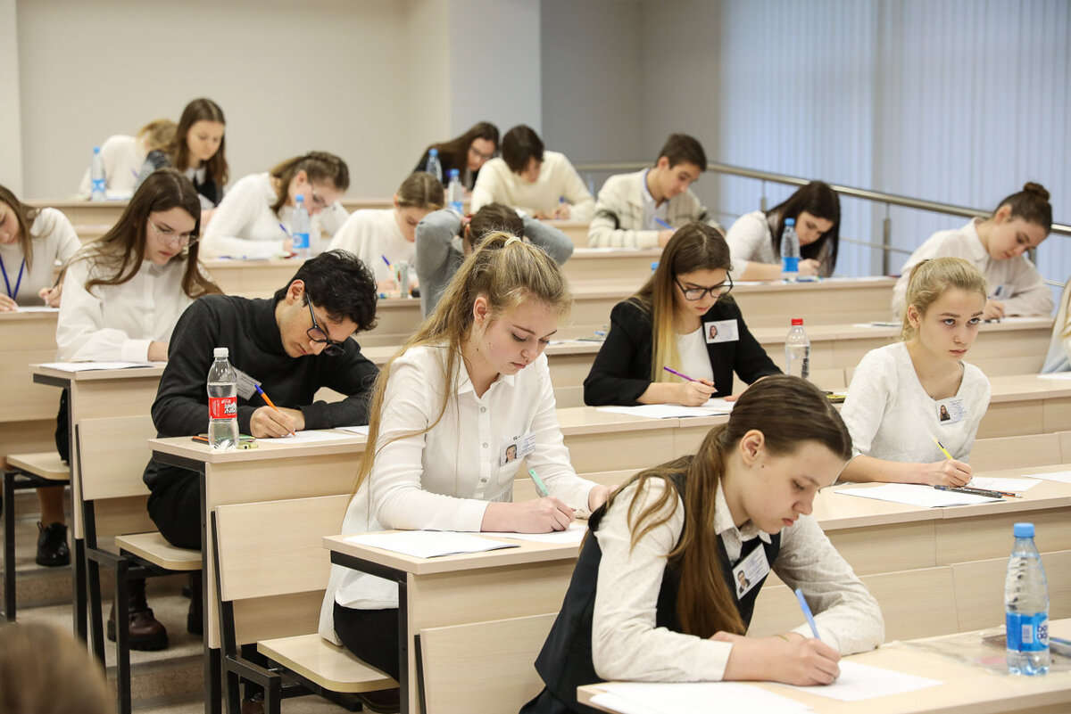 Фотосессия химик. Эксперимент в университете. Институт мгу химический факультет лаборатории. Научно-исследовательские лаборатории мгупп. Преподаватели книту кхти казань.