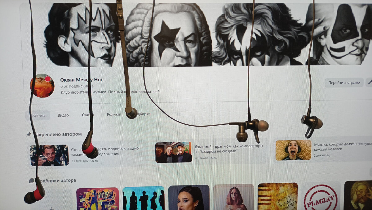 Две пары проводных наушников и одна беспроводных