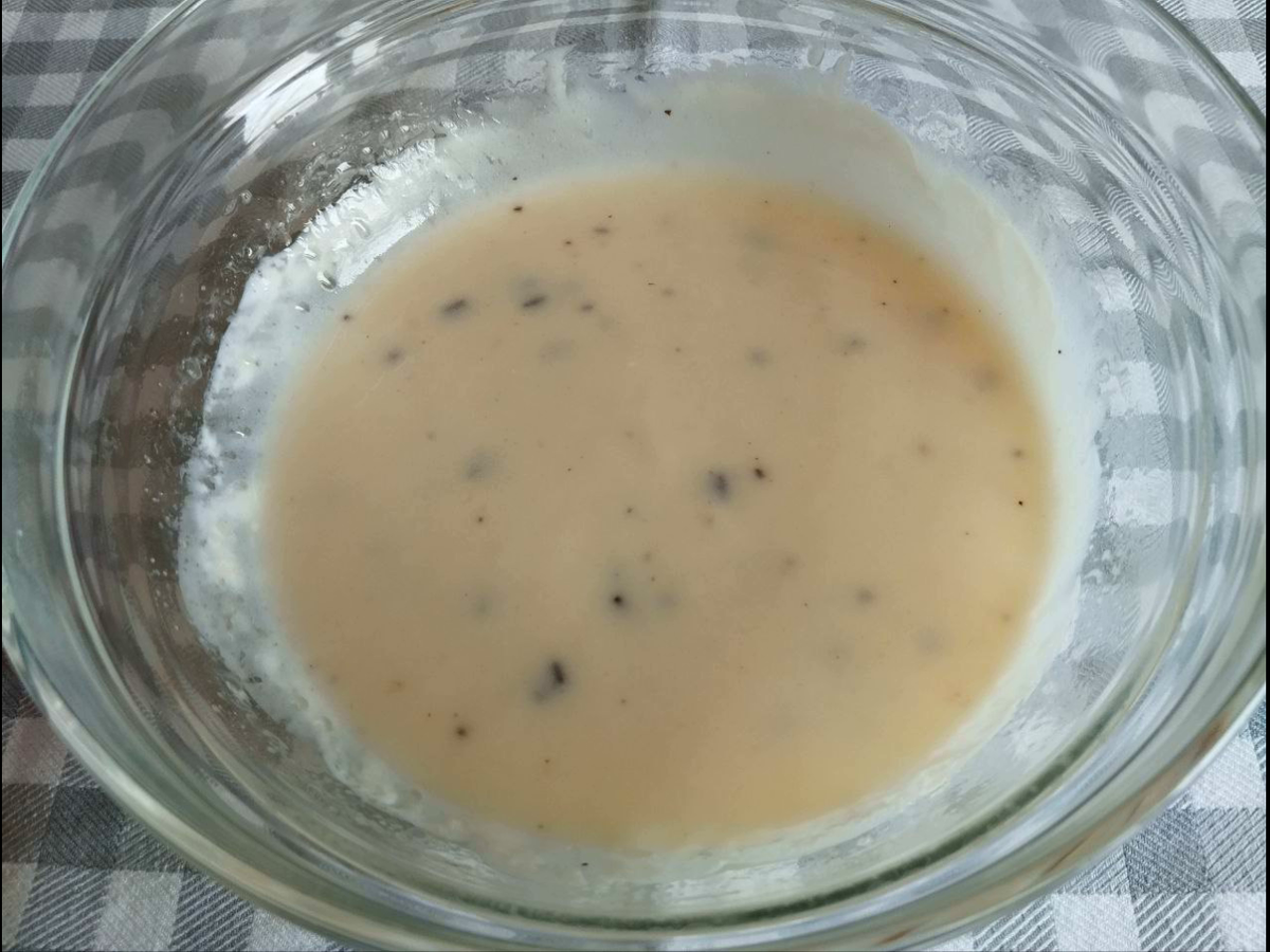 Готовлю тесто для печенья на йогурте с кусочками шоколада. Фото от автора