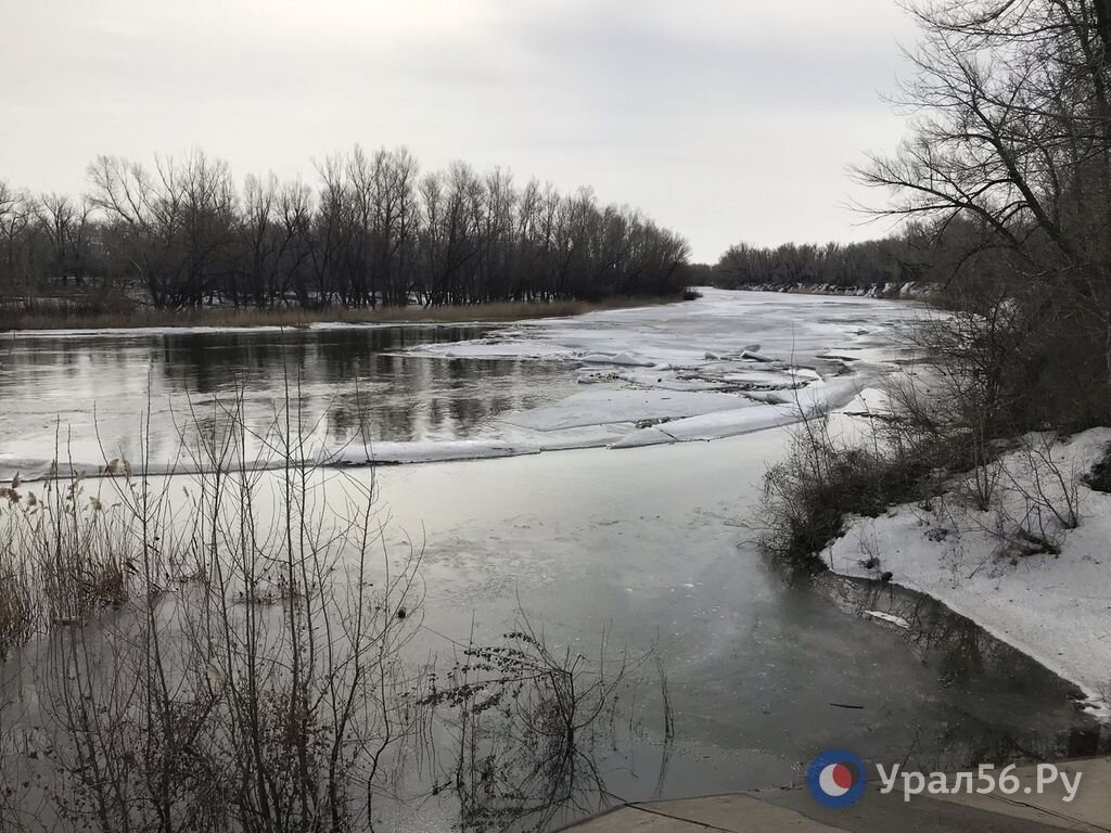    На реке Урал в Орске ломается лед, сбиваясь в кучи вместе с плывущим мусором