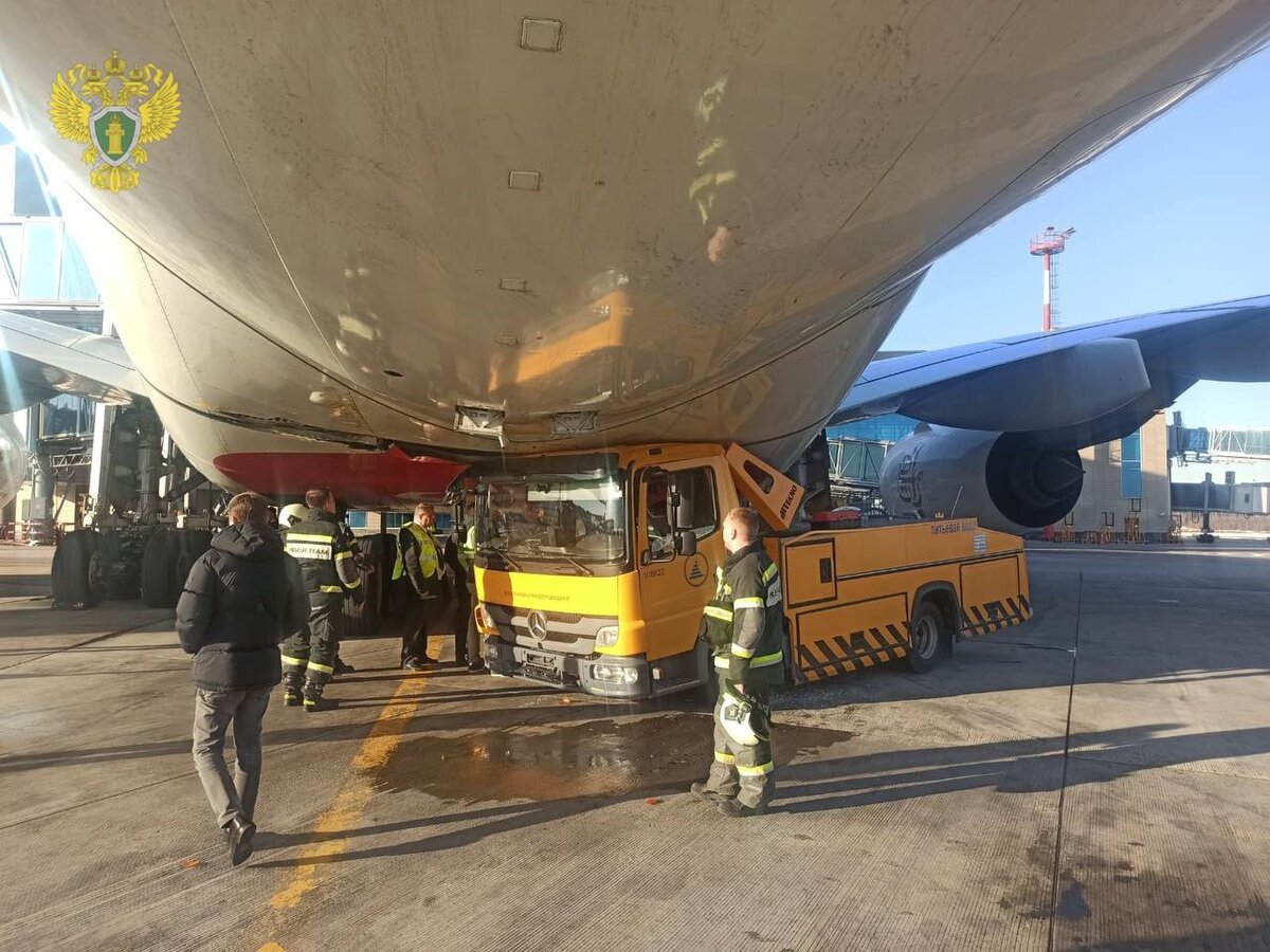 В Москве произошло ДТП между автомобилем и крупнейшим в мире гражданским  лайнером | НДН.ИНФО | Дзен