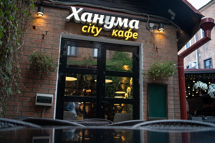    «Ханума» начиналась в 2003 году с небольшого городского кафе. Сегодня оно существует в двух ипостасях: часть помещений функционирует как ресторан, часть — в формате кафе с линией раздачи Фото: «БИЗНЕС Online»