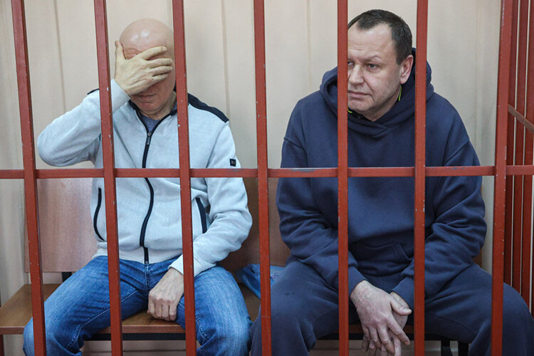    Сегодня Мосгорсуд оставил в СИЗО начальника тыла МВД по РТ Рамиля Шакирова и начальника центра хозобеспечения МВД по РТ Артема Мешкова