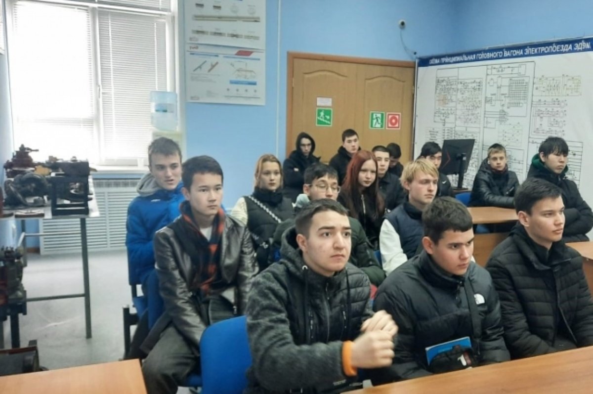    Железнодорожники познакомили астраханских студентов с профессией машиниста