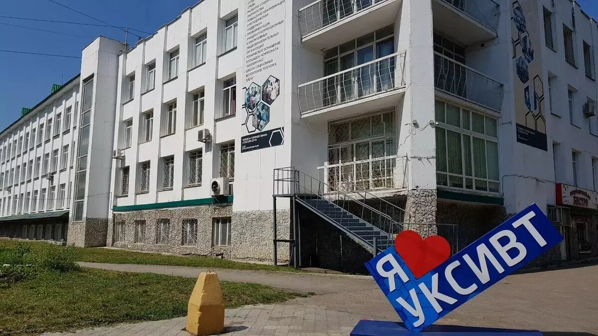     У здания Уфимского колледжа статистики, информатики и вычислительной техники столпились десятки студентов.