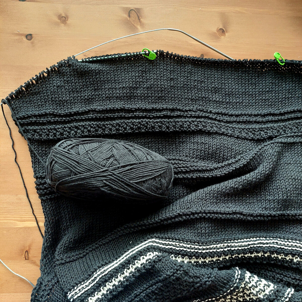 Зелёными маркерами выделены петли горловины.